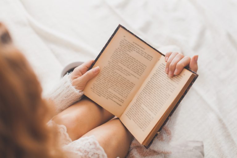 mujer leyendo en la cama sentada